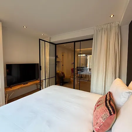 شقة Luxury Boutique For 5 With Private Garden, Perfectly Located Between Sint-pieters Station And The Centre