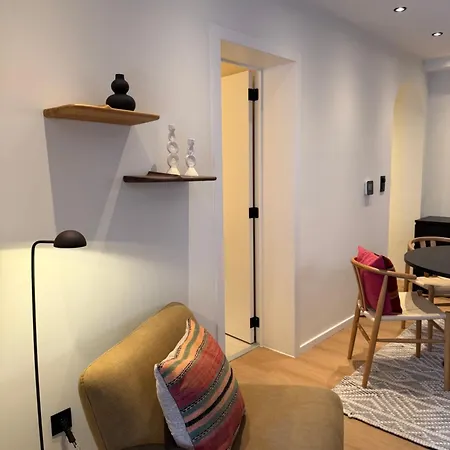 Luxury Boutique For 5 With Private Garden, Perfectly Located Between Sint-pieters Station And The Centre شقة