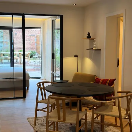 شقة Luxury Boutique For 5 With Private Garden, Perfectly Located Between Sint-pieters Station And The Centre